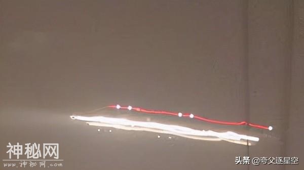 萧山机场UFO视频：五彩光芒扫描大地的战舰形状UFO是真是假？-7.jpg